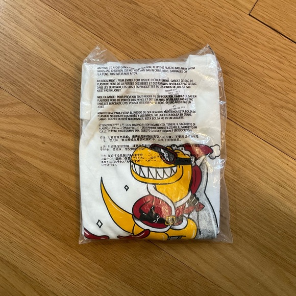 [3 for $15] NWT OLD NAVY Santa Dinosaur Surfing Shark Long Sleeve Tee (6T) - Picture 2 of 5